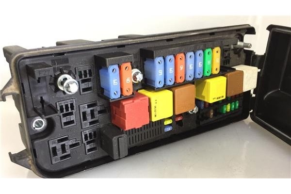 Recambio de caja fusibles/rele para opel vectra c berlina 1.9 cdti referencia OEM IAM 13205802 519181002 