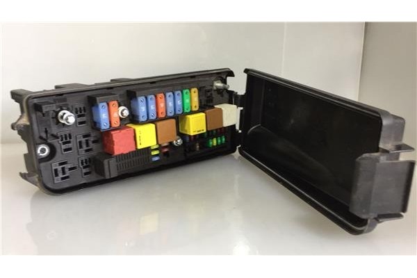 Recambio de caja fusibles/rele para opel vectra c berlina 1.9 cdti referencia OEM IAM 13205802 519181002 
