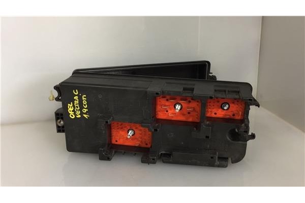 Recambio de caja fusibles/rele para opel vectra c berlina 1.9 cdti referencia OEM IAM 13205802 519181002 