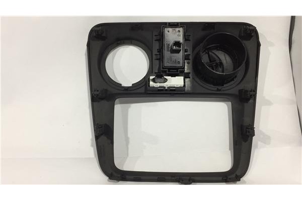 Recambio de consola para dacia dokker 1.5 ambiance referencia OEM IAM 682606882R  