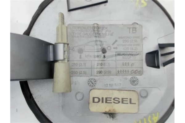 Recambio de tapa exterior combustible para opel astra h berlina 1.7 cdti referencia OEM IAM 13111597 13111596 