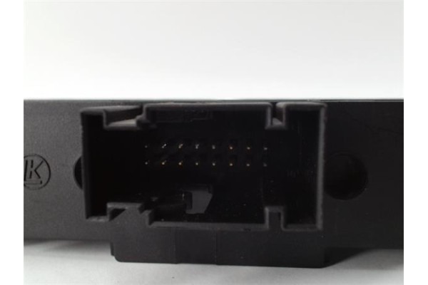Recambio de interruptor luces emergencia para opel zafira b 1.7 cosmo referencia OEM IAM 13129281  