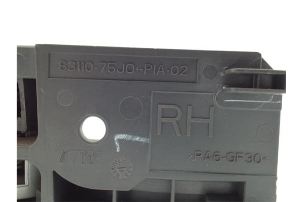 Recambio de manilla int. puerta trasero derecha para suzuki alto (amf310) 1.0 referencia OEM IAM 8311075J0  