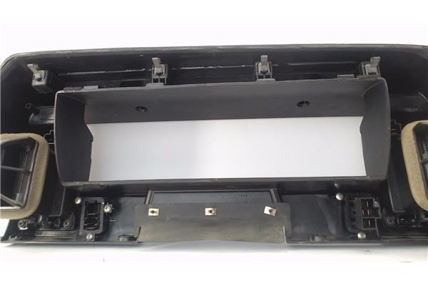 Recambio de consola para nissan sunny berlina (n13) 1.6 slx referencia OEM IAM 6824094M01  
