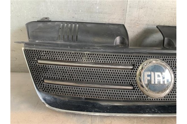 Recambio de rejilla capo para fiat idea (135) 1.4 16v referencia OEM IAM 735357980  