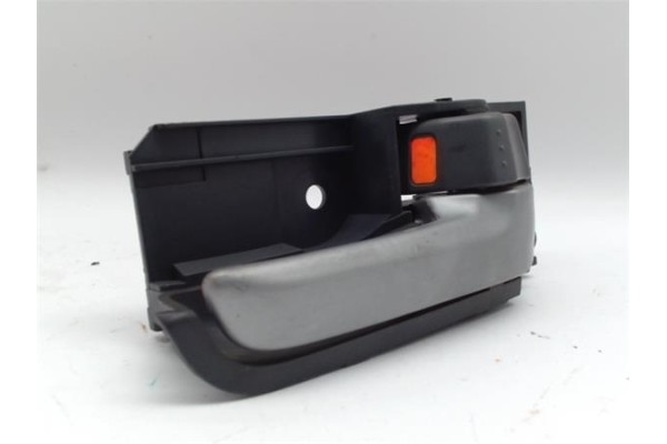 Recambio de manilla int. puerta delantero derecha para suzuki alto (amf310) 1.0 referencia OEM IAM 8311075JO  