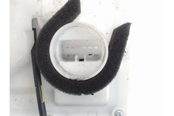 Recambio de cierre electromagnetico trasero derecho para suzuki swift iii (sg) 1.5 referencia OEM IAM 82301-62J11  