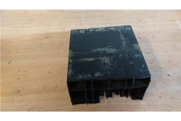 Recambio de refuerzo paragolpes izquierdo para renault rapid /express (f40) 1.9 d p55 pick-up referencia OEM IAM 7700760699  