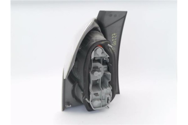 Recambio de piloto trasero derecho para toyota corolla verso (r1) 2.2 d-4d referencia OEM IAM 815510F020  