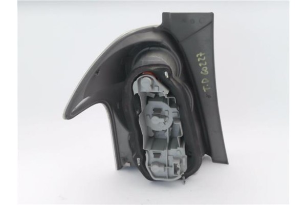 Recambio de piloto trasero derecho para toyota corolla verso (r1) 2.2 d-4d referencia OEM IAM 815510F020  