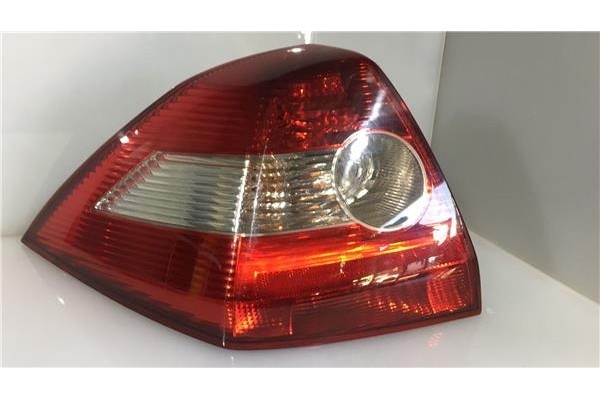Recambio de piloto trasero izquierdo para renault megane ii sedán (lm0/1_) 1.9 dci (lm0g, lm1g, lm2c) referencia OEM IAM 8200142