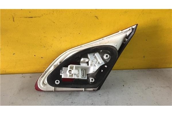 Recambio de piloto interior izquierdo para opel astra j berlina 5p 1.7 selective referencia OEM IAM 13306455  