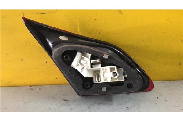 Recambio de piloto interior derecho para opel astra j berlina 5p 1.7 selective referencia OEM IAM 13306456  
