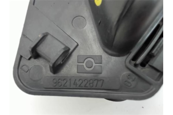 Recambio de manilla int. puerta delantero derecha para citroen berlingo 1.9 d 600 furgón referencia OEM IAM 9621422877  