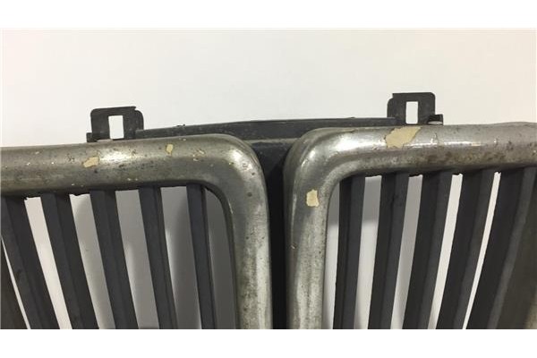 Recambio de rejilla capo para bmw serie 5 (e28) 2.4 524td referencia OEM IAM 51131873253  