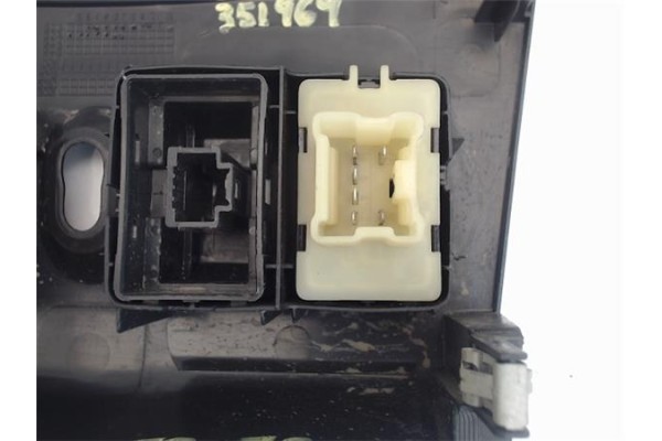 Recambio de embellecedor consola central para dacia sandero i 1.2 16v referencia OEM IAM   