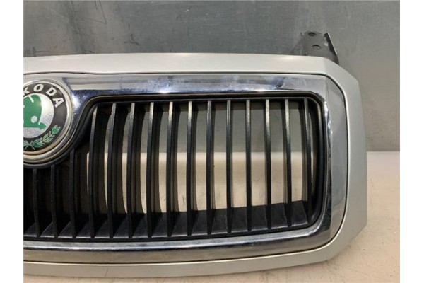 Recambio de rejilla capo para skoda fabia (6y2/6y3) 1.4 referencia OEM IAM 6Y0853668 01C G0334 ? , SKODA | 6Y0853661739 , SKODA 