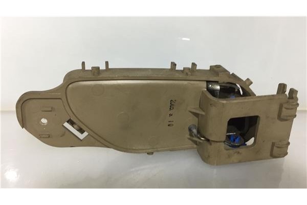 Recambio de manilla int. puerta delantero izquierda para ssangyong rodius 2700 referencia OEM IAM 7242021001OAF  