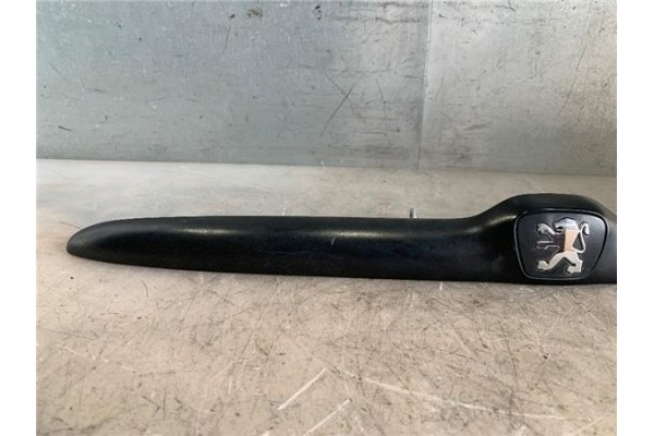 Recambio de moldura porton trasero para peugeot 206 1.6 i referencia OEM IAM 9629038877  