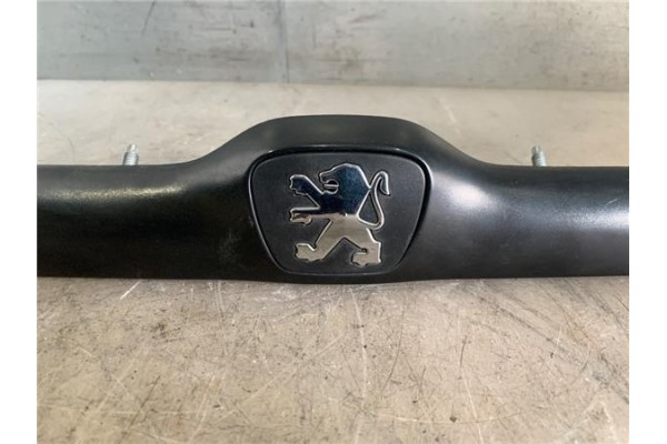 Recambio de moldura porton trasero para peugeot 206 1.6 i referencia OEM IAM 9629038877  