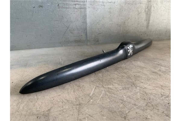 Recambio de moldura porton trasero para peugeot 206 1.6 i referencia OEM IAM 9629038877  