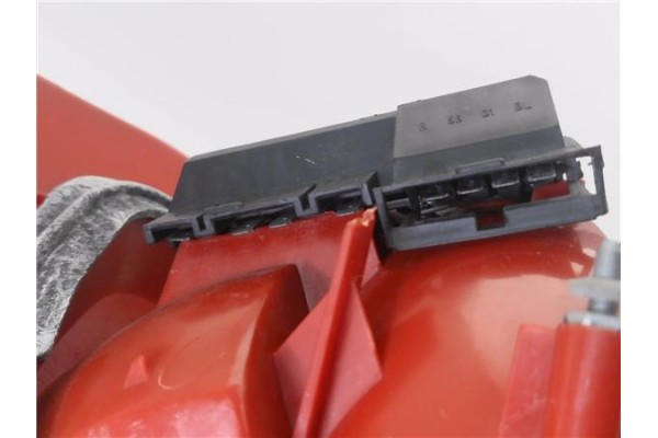 Recambio de piloto trasero derecho para audi 80 berlina/avant 1.6 básico avant referencia OEM IAM 893945218  