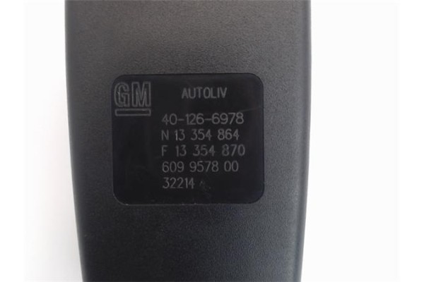 Recambio de anclaje cinturon delantero derecho para opel astra j berlina 5p 1.6 excellence referencia OEM IAM 401266978 60995780