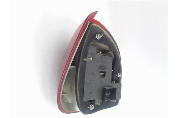 Recambio de piloto trasero derecho para ford fiesta berlina referencia OEM IAM 1044154  