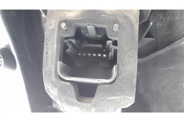 Recambio de piloto trasero izquierdo para renault scenic ii (jm) referencia OEM IAM 8200127704 8200127704E 