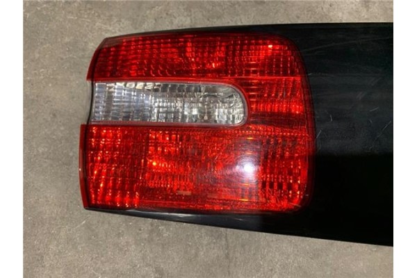 Recambio de moldura porton trasero para volvo v40 familiar referencia OEM IAM 30899990  
