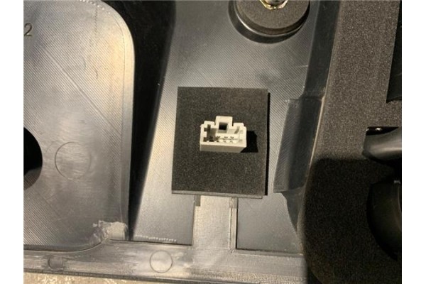 Recambio de moldura porton trasero para volvo v40 familiar referencia OEM IAM 30899990  