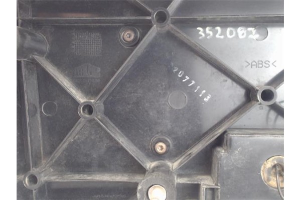 Recambio de piloto trasero central para saab 900 berlina referencia OEM IAM 4481677  