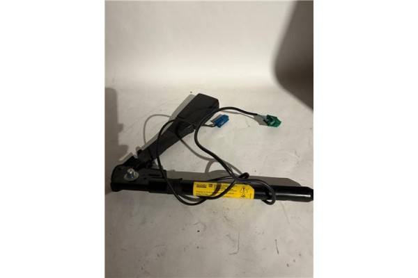 Recambio de anclaje cinturon delantero derecho para opel astra h berlina 1.7 cdti referencia OEM IAM   