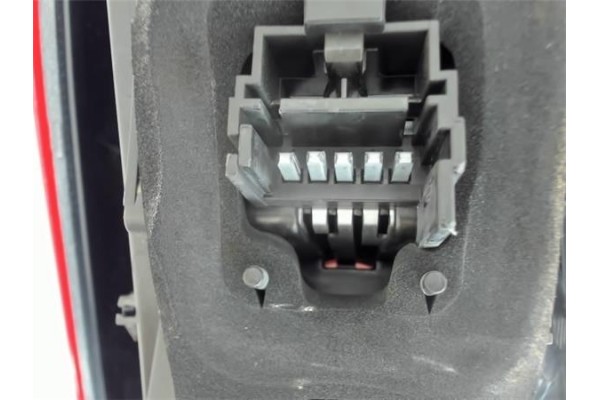 Recambio de piloto trasero derecho para renault twingo ii 1.2 authentique referencia OEM IAM 8200387889  