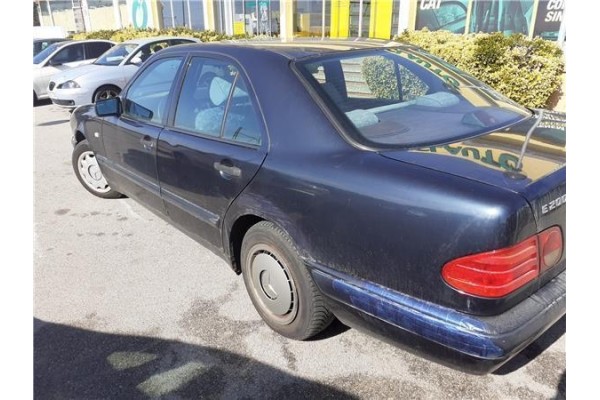 Recambio de aleta delantero izquierda para mercedes-benz clase e (bm 210) berlina 2.0 200 (210.035) referencia OEM IAM   