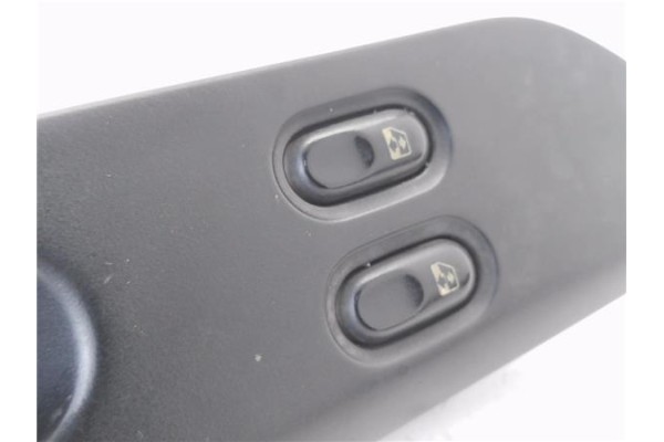 Recambio de mando elevalunas delantero izquierdo para renault laguna (b56) 2.2 dt (b569) referencia OEM IAM 7701672452E 77008226
