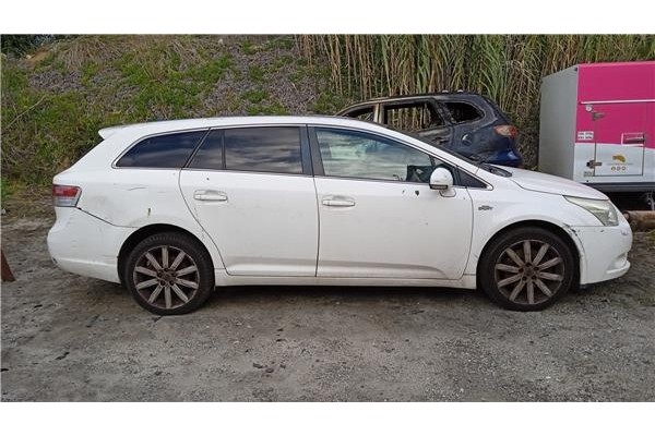 toyota avensis (t27) del año 2010