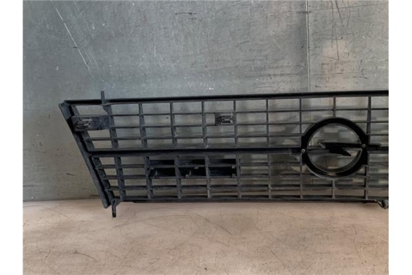 Recambio de rejilla capo para opel kadett e 1.6 d referencia OEM IAM 1320027  