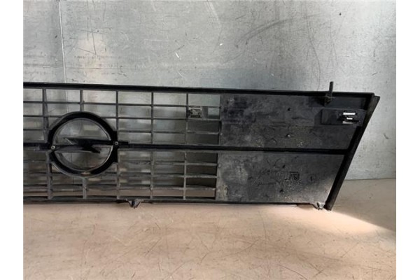 Recambio de rejilla capo para opel kadett e 1.6 d referencia OEM IAM 1320027  
