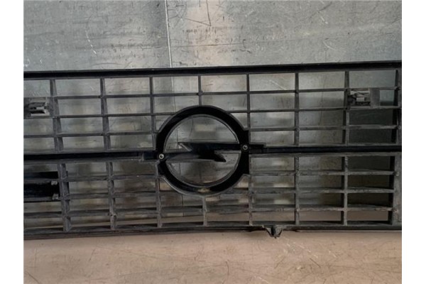 Recambio de rejilla capo para opel kadett e 1.6 d referencia OEM IAM 1320027  