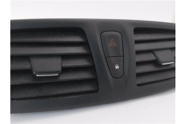 Recambio de rejilla entrada de aire para renault megane iii sport tourer 1.5 business referencia OEM IAM E3100101  