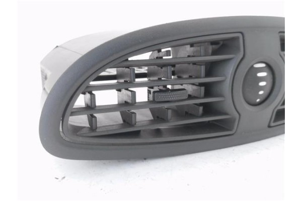 Recambio de rejilla entrada de aire para renault clio iii 1.5 dci (c/br1g) referencia OEM IAM 7701208584  