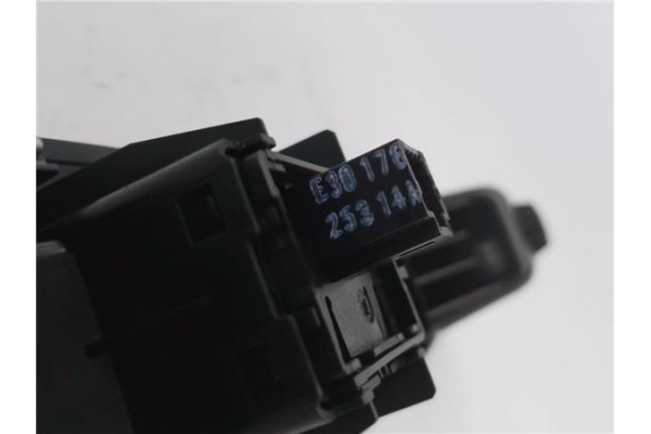 Recambio de mando elevalunas delantero derecho para renault megane iii sport tourer 1.5 business referencia OEM IAM E30176  