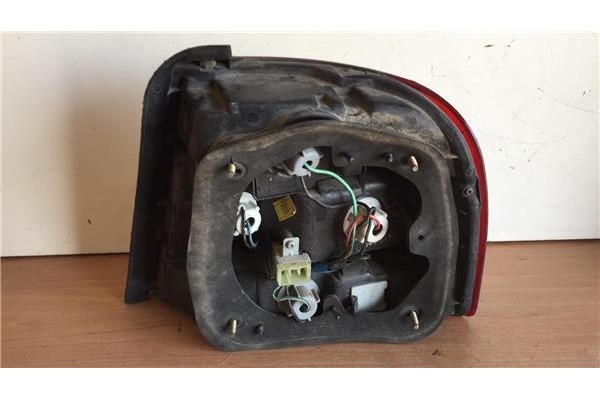 Recambio de piloto trasero izquierdo para hyundai lantra (j1) 1.5 gls referencia OEM IAM 0235043504  