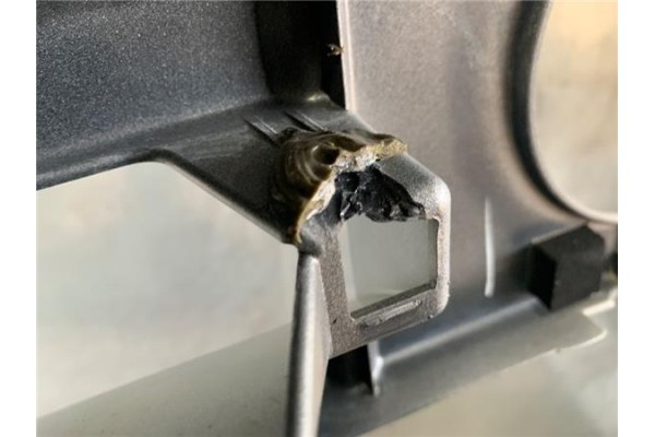 Recambio de rejilla paragolpes delantero para land rover discovery 2.7 td referencia OEM IAM   