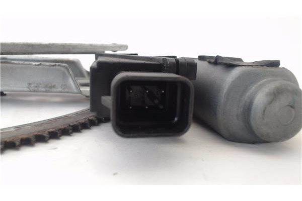 Recambio de mecanismo elevalunas delantero izquierdo para opel combo (corsa c) 1.3 cdti 16v referencia OEM IAM 13173068  