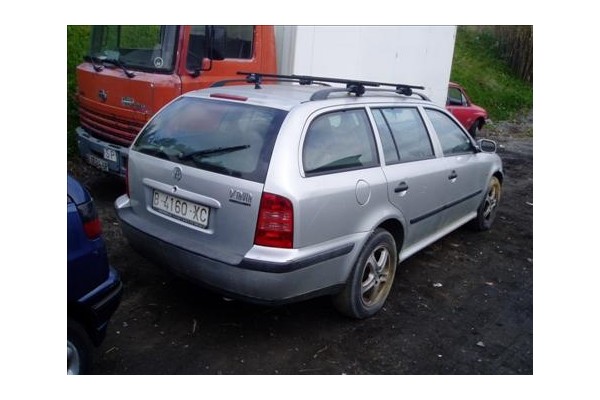 skoda octavia berlina (1u2)(1997) del año 