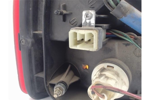 Recambio de piloto trasero derecho para hyundai lantra (j1) referencia OEM IAM 9240228520  