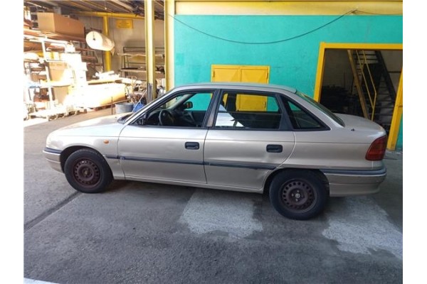 opel astra f berlina del año 1997