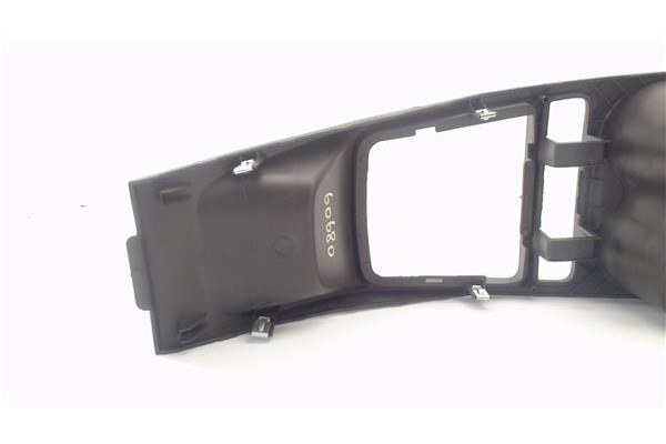 Recambio de embellecedor consola central para seat ibiza berlina (6j5) 1.4 stylance / style referencia OEM IAM 6J0858331  